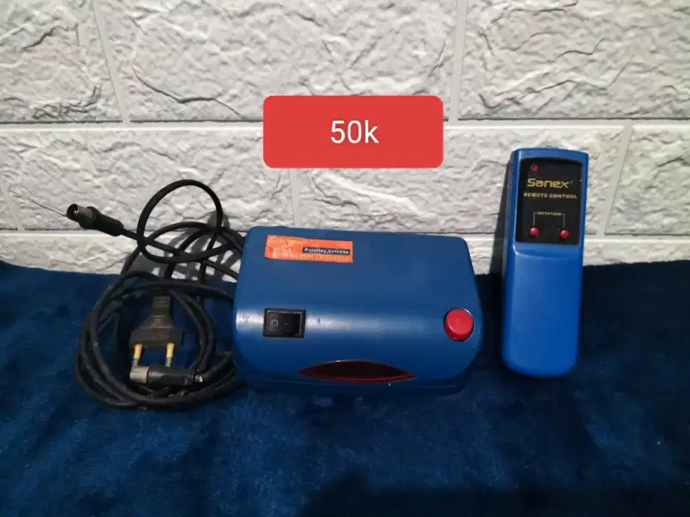 antena TV Sanex dengan remote control.