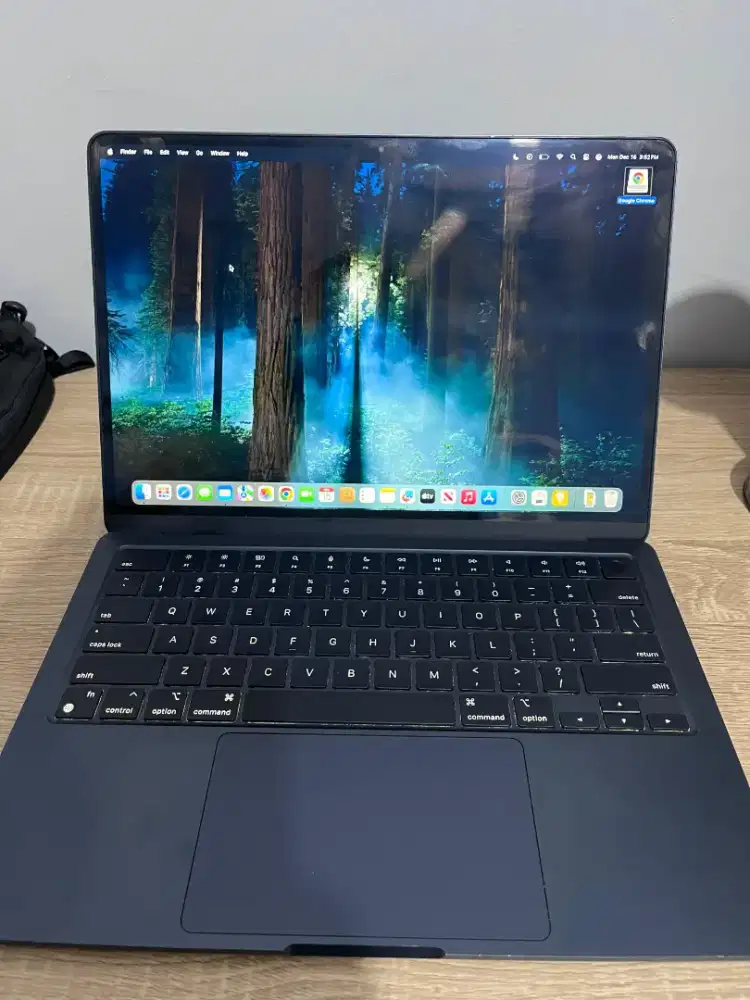Macbook Air M2 tahun 2022 second murah