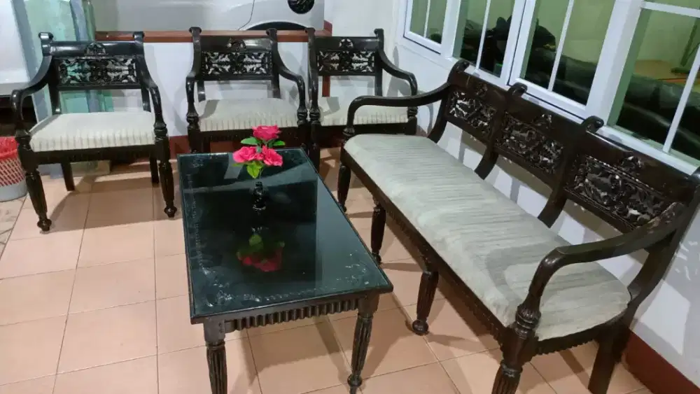 Sofa dan meja satu set