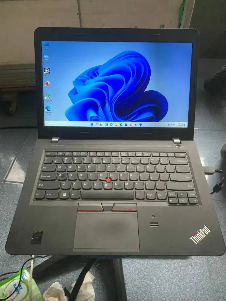 Thinkpad i5 Gen 5 Ram 8  Dobel Vga