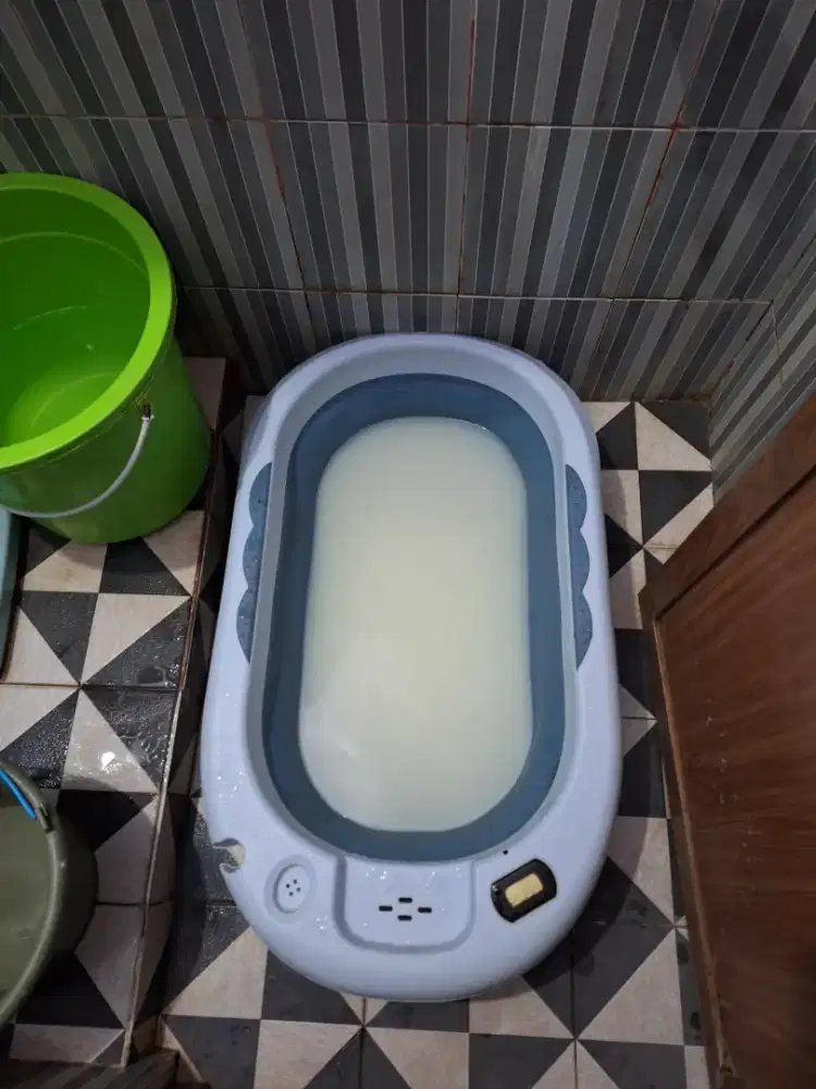 Bathup bayi untuk mandi