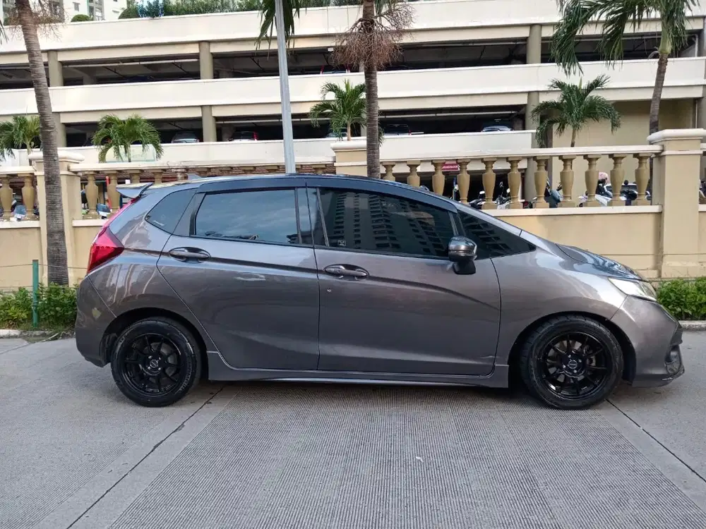 HONDA JAZZ 1.5 RS Abu Abu Metalik 2019 Mulus Full Original