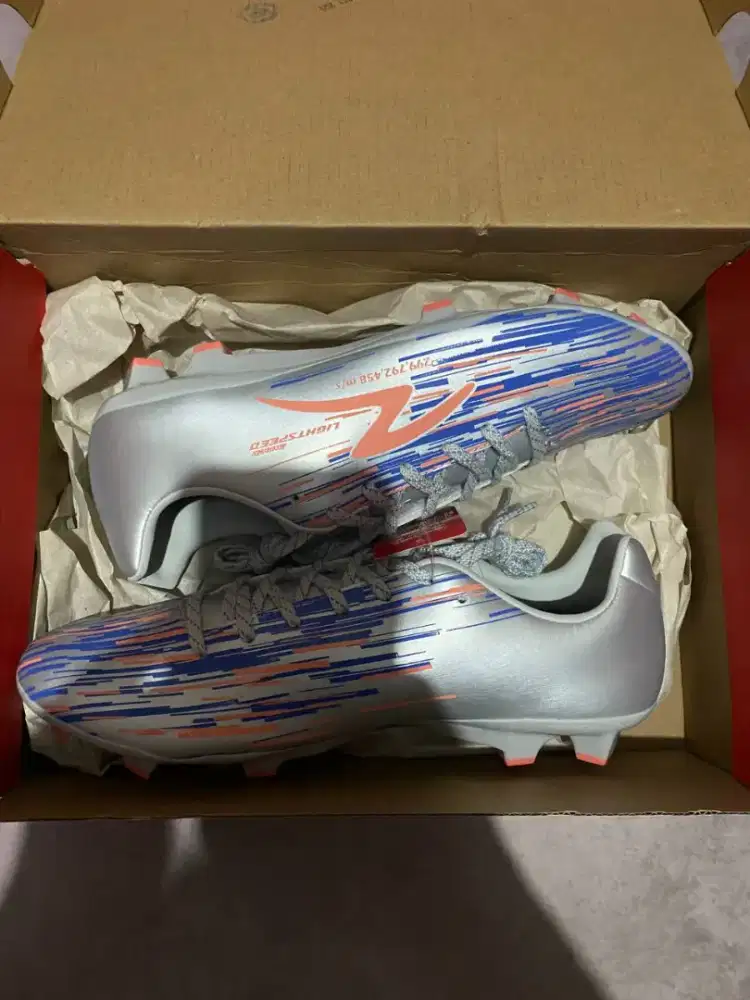 Sepatu bola specs lightspeed reborn glacier Gray size 41