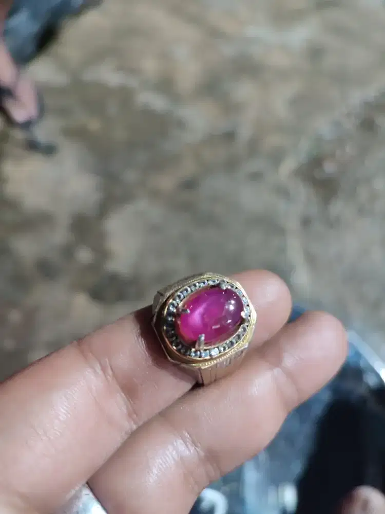 Cincin batu merah ruby