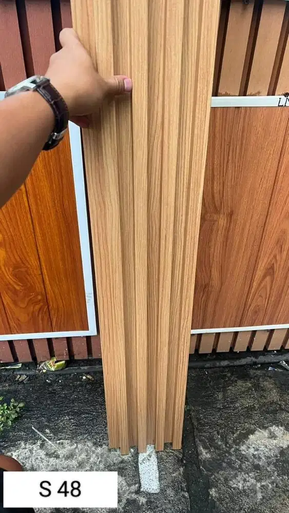 Distributor wall panel