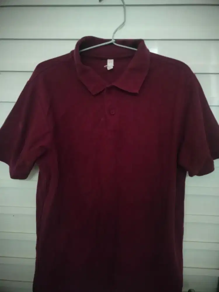 Kaos kerah pria warna merah