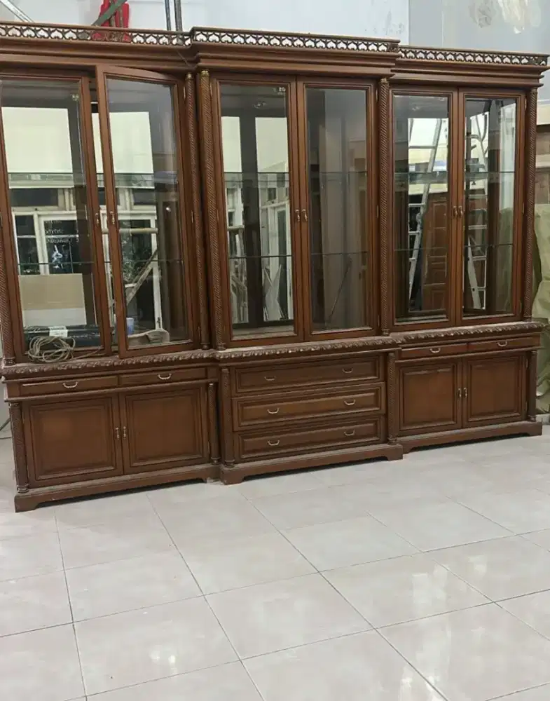 Lemari hias 6 pintu