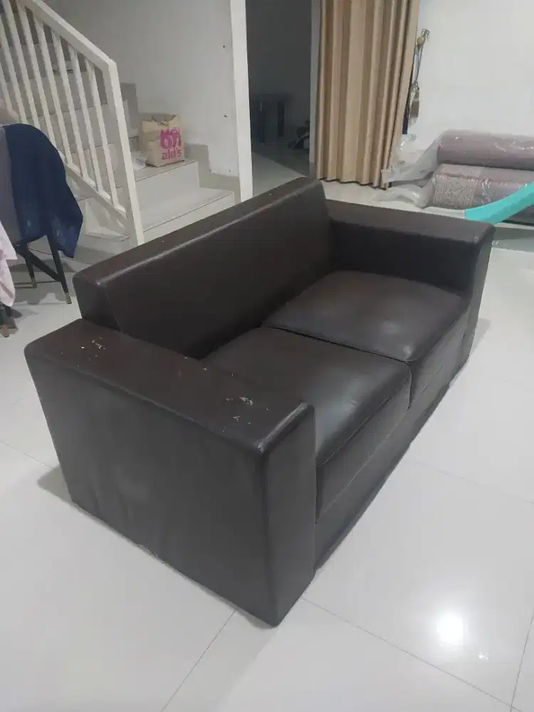 Sofa kulit sintetis