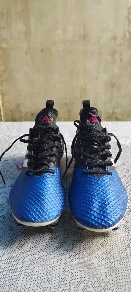 Sepatu bola Adidas ace