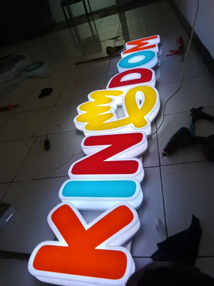 pemesanan beon box-hurup timbul acrilik custem,reklame,papan nama toko