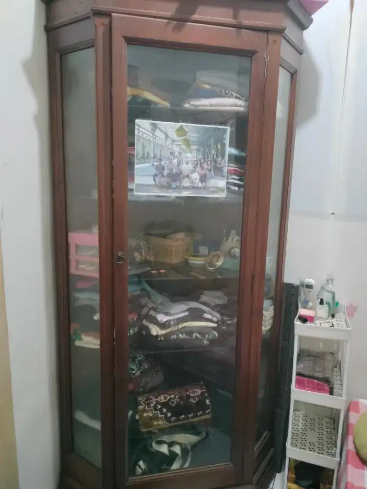 Dijual lemari kaca