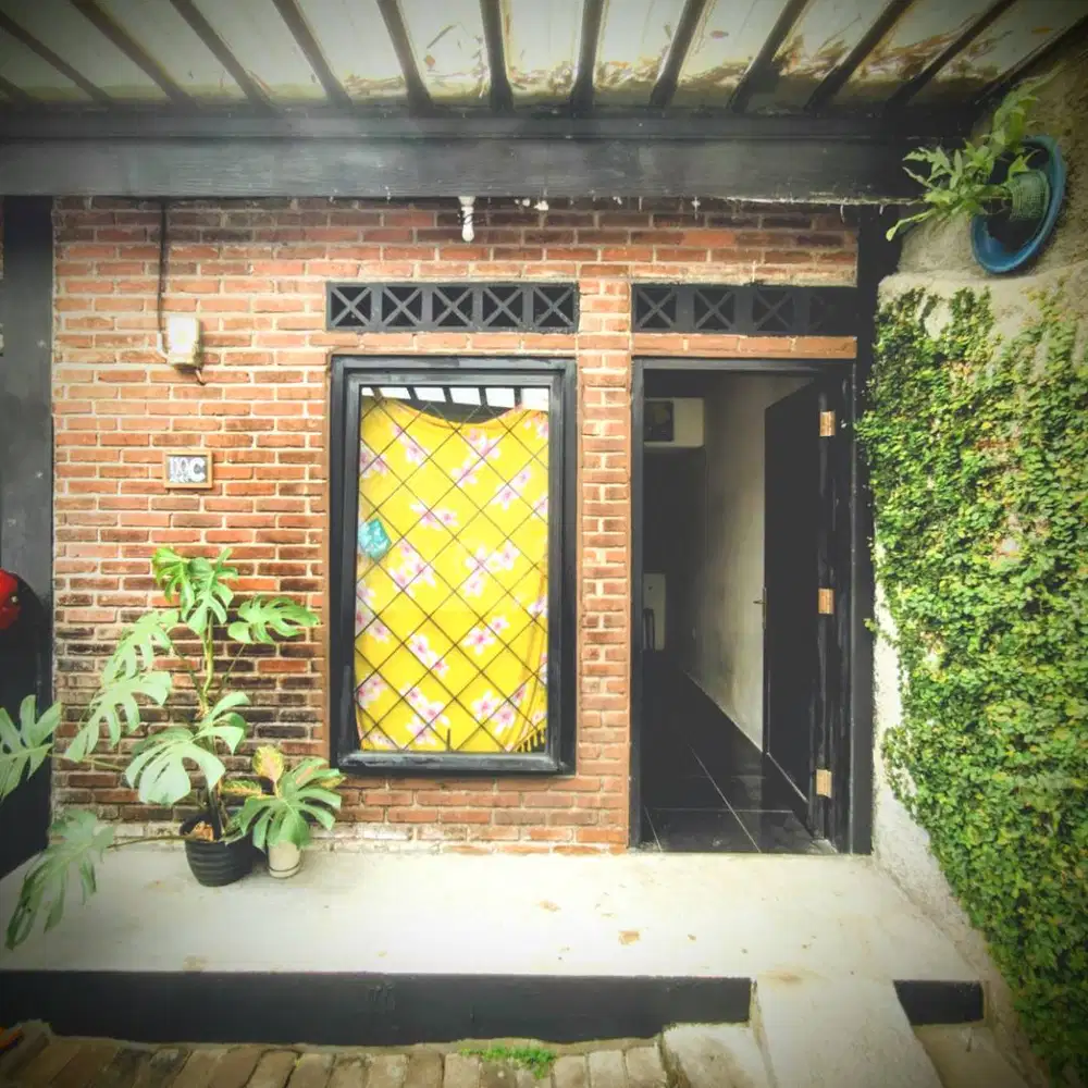 Rumah Petak Tipe Studio 2 Lantai termasuk AC, Carport & Wifi 24 Jam
