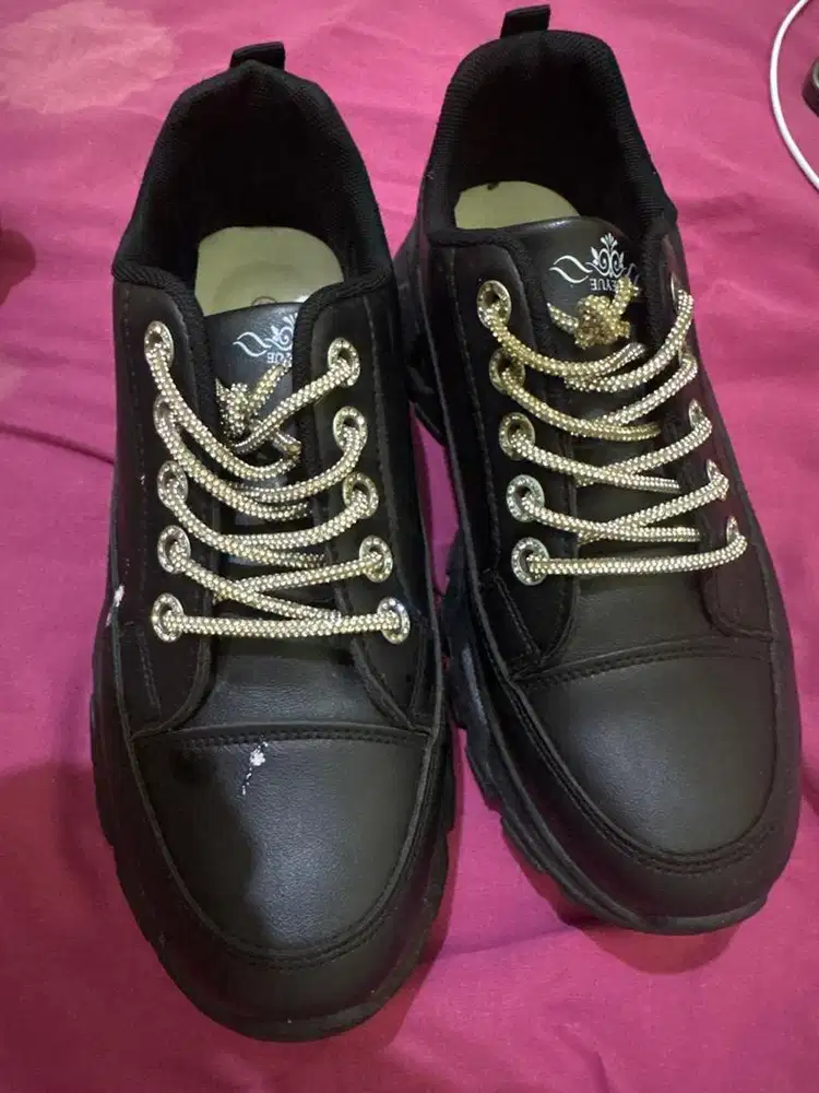 Sepatu perempuan / wanita