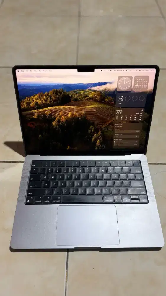 Macbook pro 14 inch 2021 chip M1 pro 16gb ram storage ssd 512gb