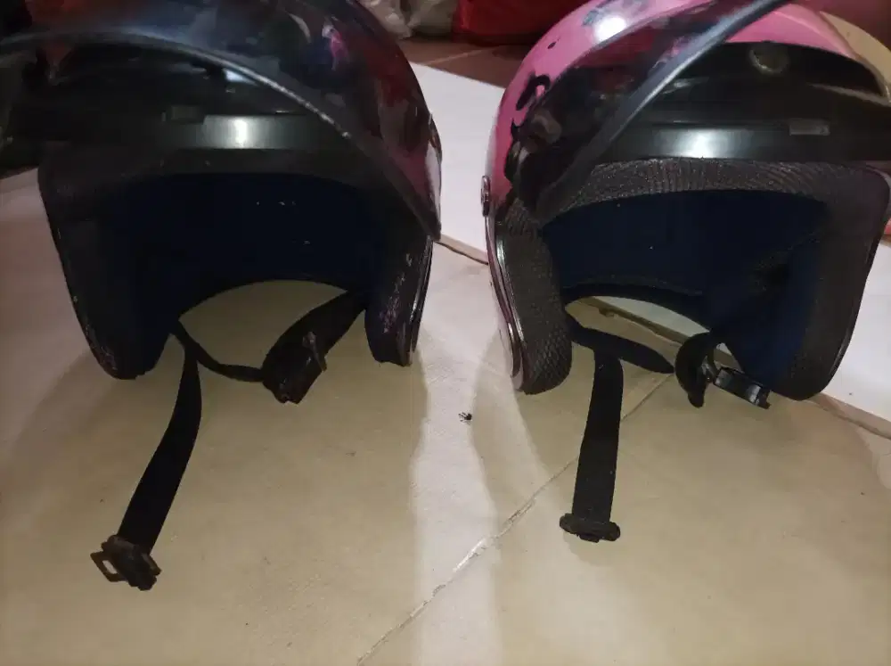 2 helm bekas baca deskripsi