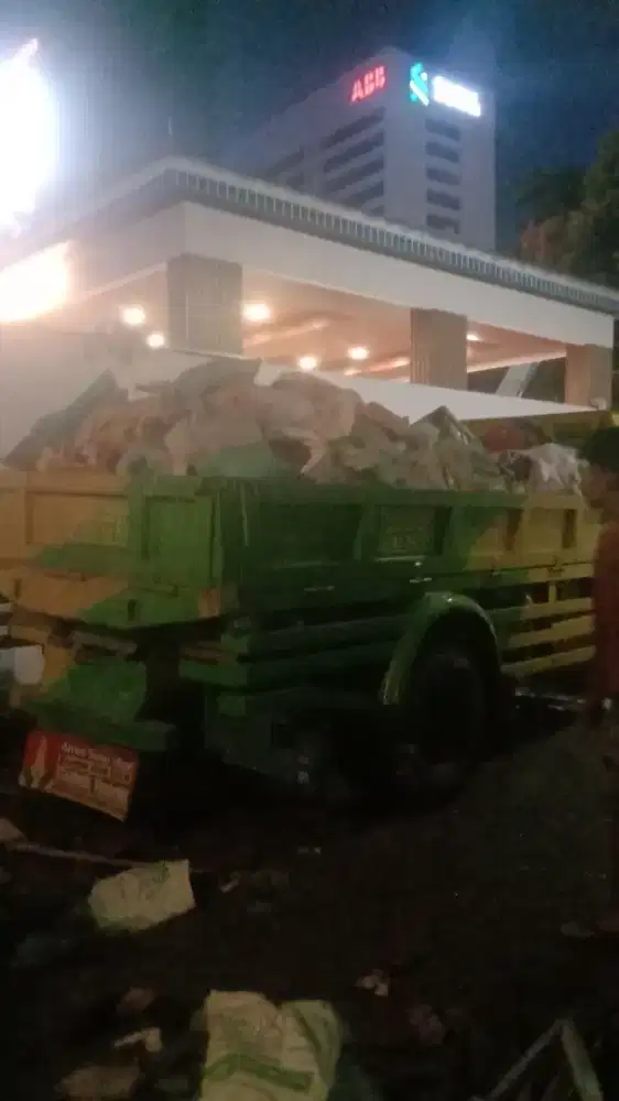 Jasa buang puing dan sampah proyek