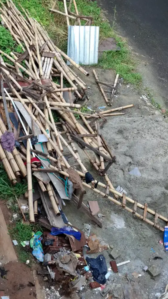 Bambu, triplek, asbes bekas