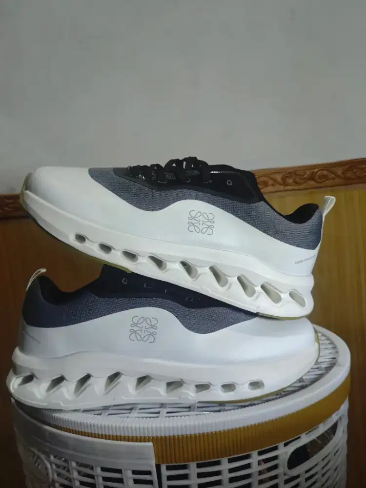 SEPATU OC RUNNING LOEWE