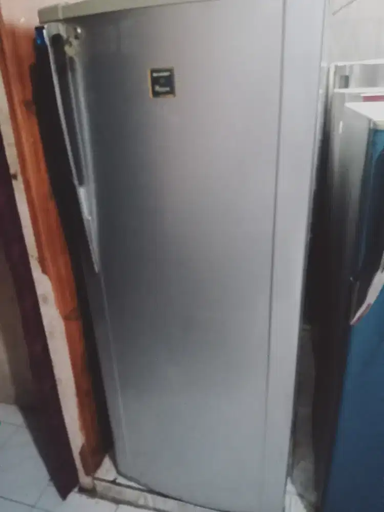Kulkas Sharp Jumbo tinggi 140cm