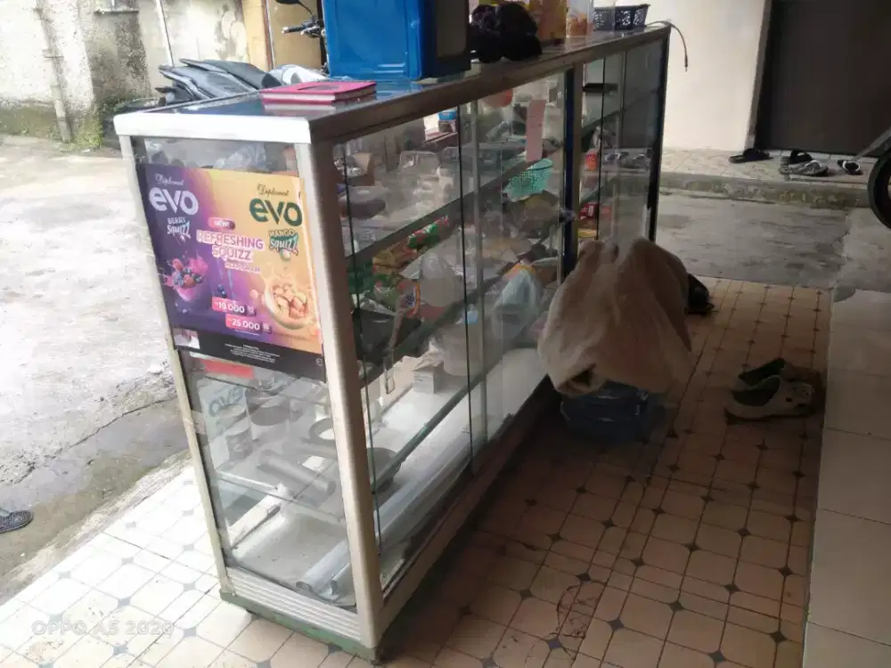 Jual etalase 2 meter kondisi bekas msh bagus