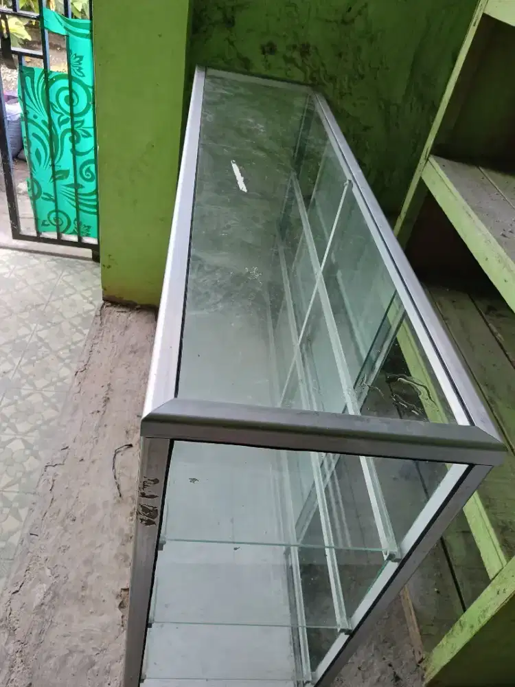Etalase kaca warung