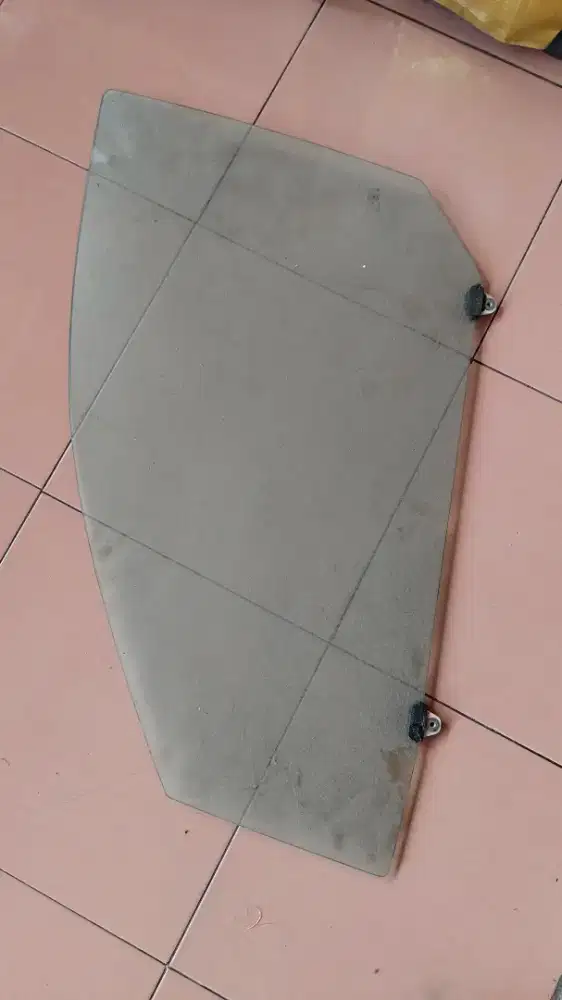 Kaca pintu depan kiri