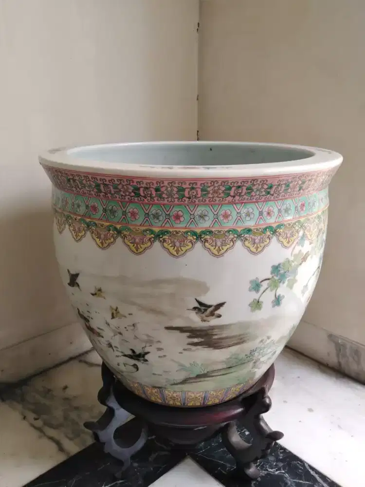 Guci Porselen Cina Sedang + Stand - Tinggi 40cm