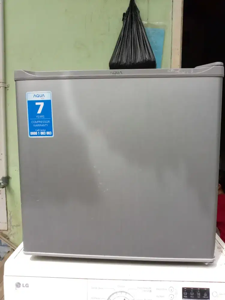 jual saja kulkas mini bar AQUA AQR-D50F