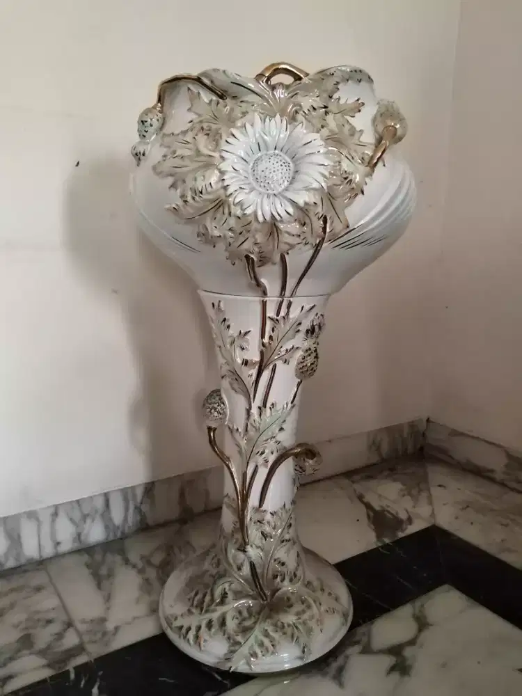 Vas Lantai Keramik Vintage 78cm - Ukiran Bunga & Gold