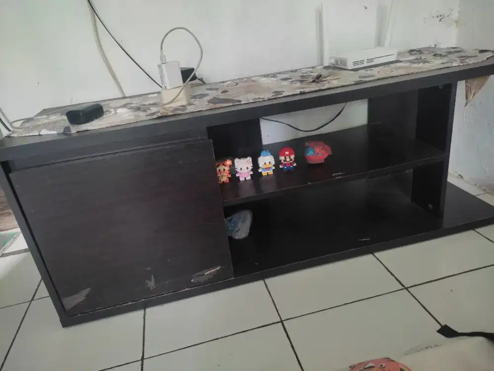 Dijual Meja TV bekas.