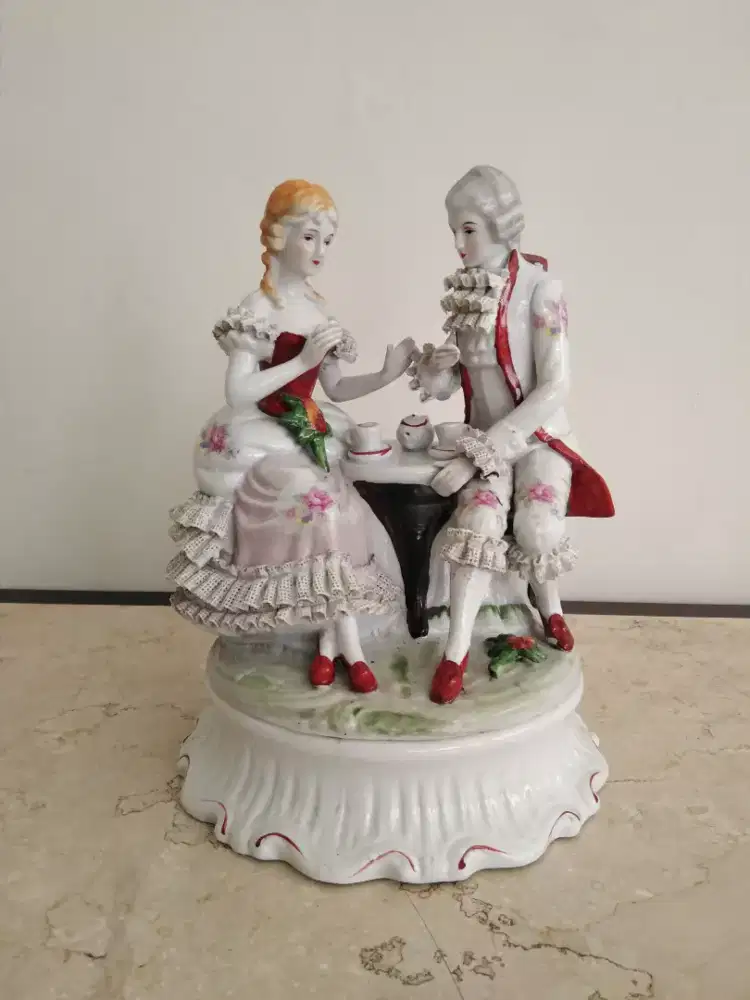Figurine Porselen Eropa Klasik - Pasangan Minum Teh - Tinggi 33cm