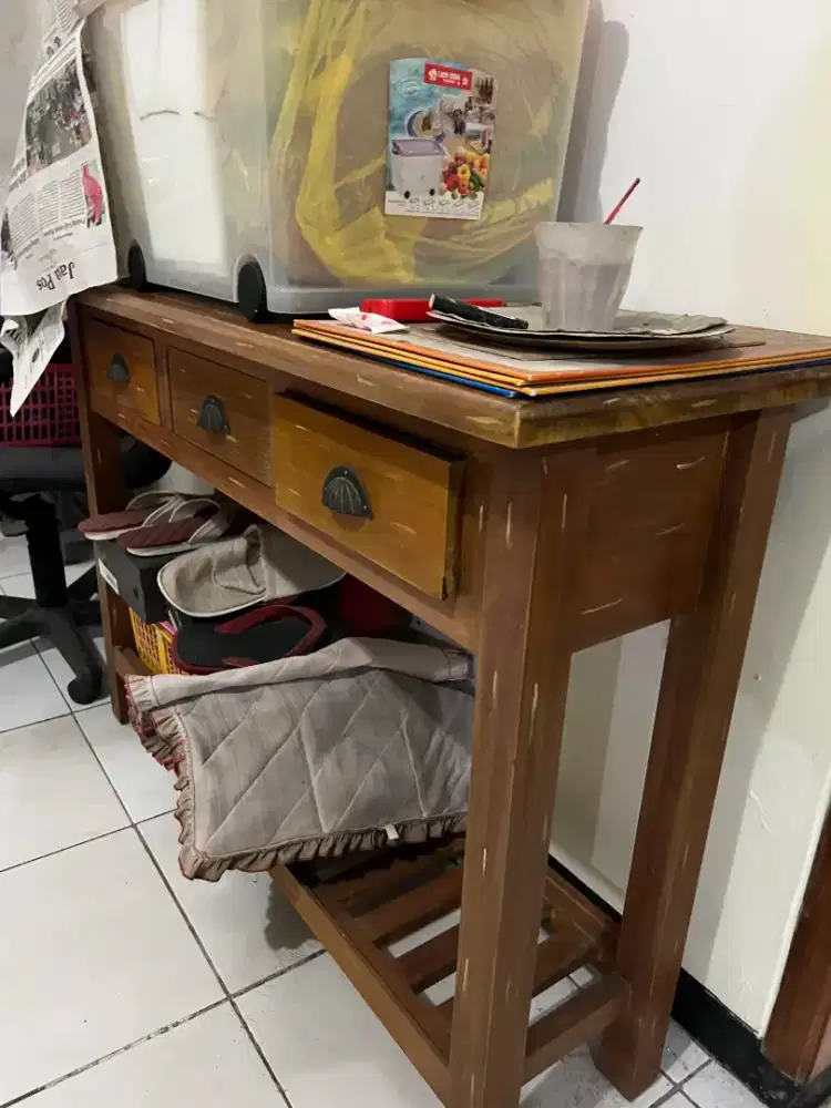 Meja kayu dengan laci