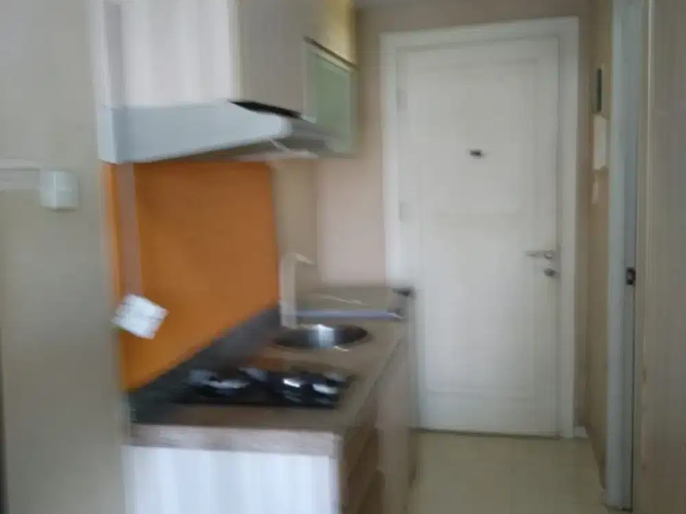 ready disewa unit apartemen green lake sunter,studio furnished,ac dan waterheater,luas 20,lantai tengah,view danau