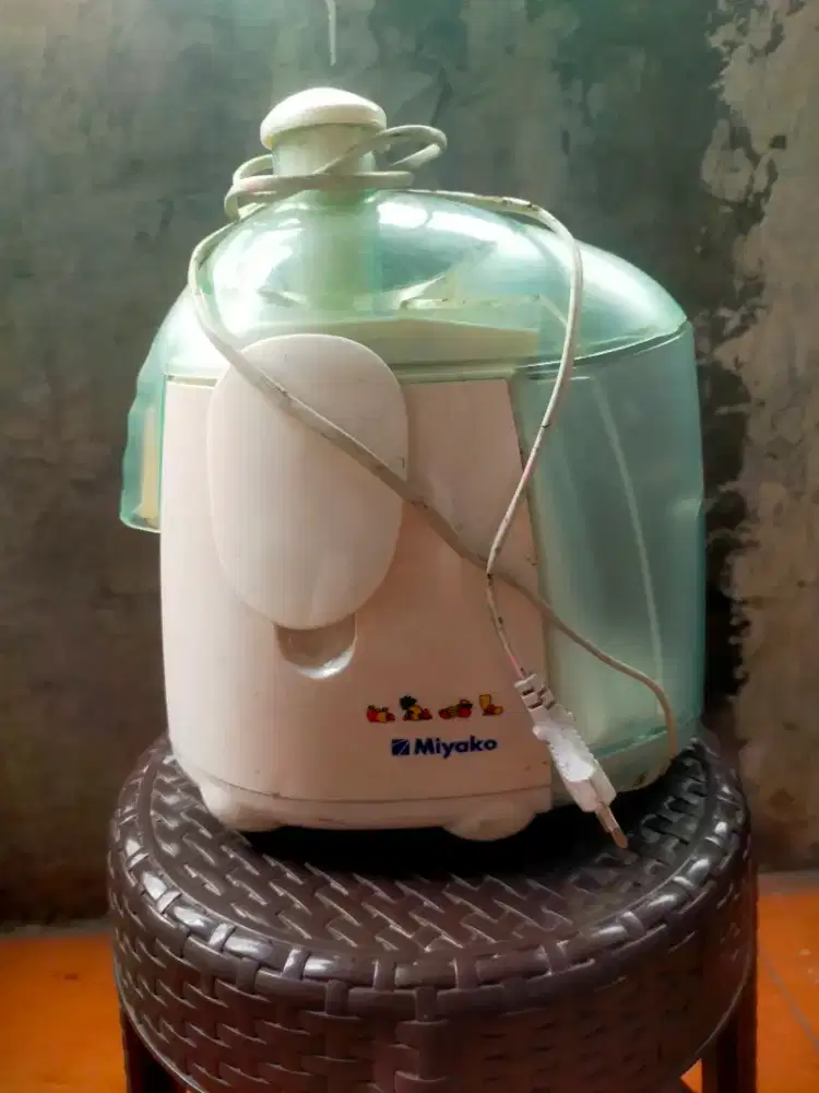 Alat pemeras buah dan sayuran listrik