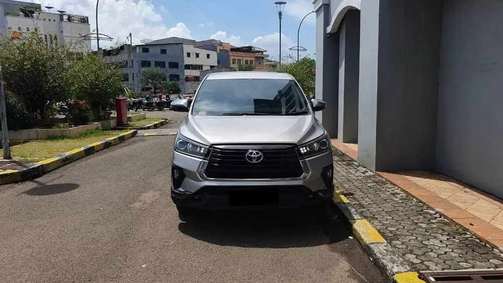 Toyota Kijang Innova Reborn Venturer 2.0 AT Bensin 2022 silver km20rb