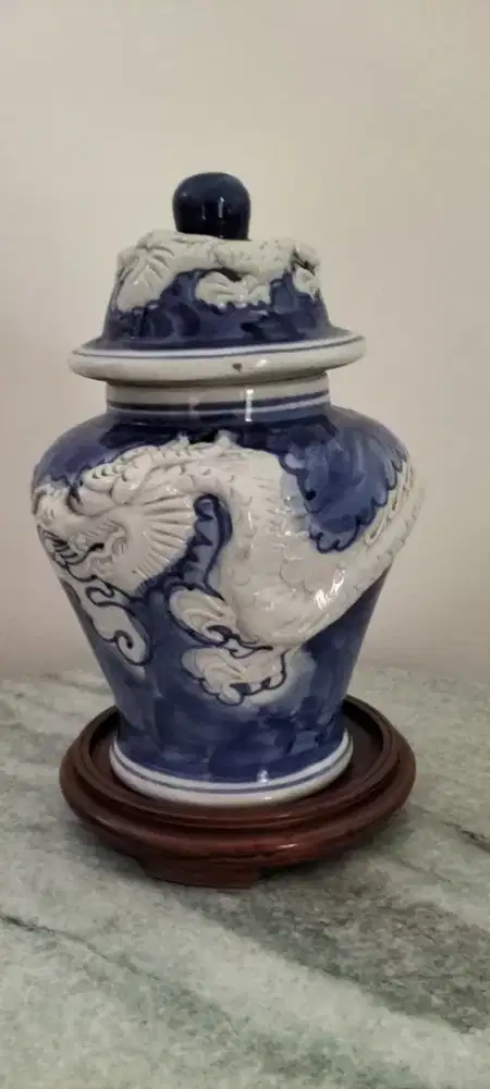 Pajangan gambar naga.