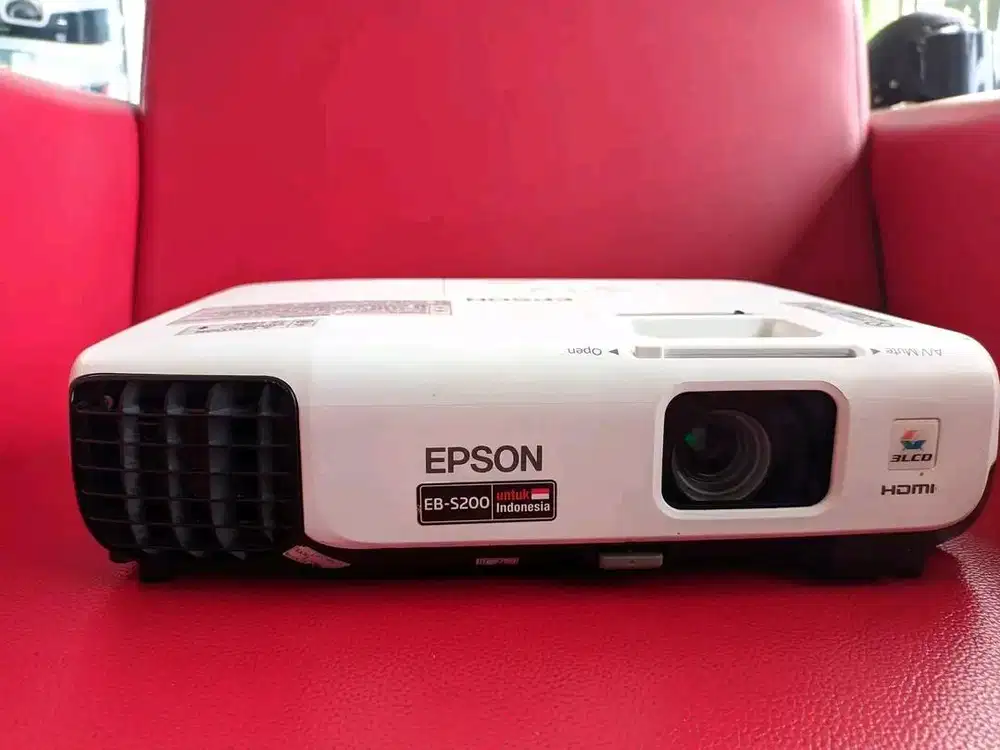 LCD Proyektor Epson EB-S200: Gambar Jernih, Garansi Penuh!