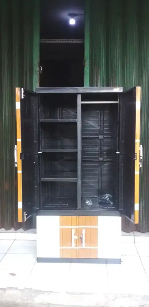 Lemari pakaian gantung