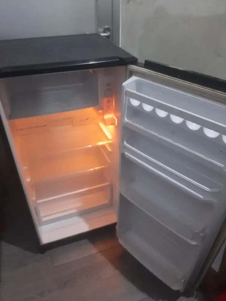 Jual kulkas merk aqua kondisi normal Dingin beku