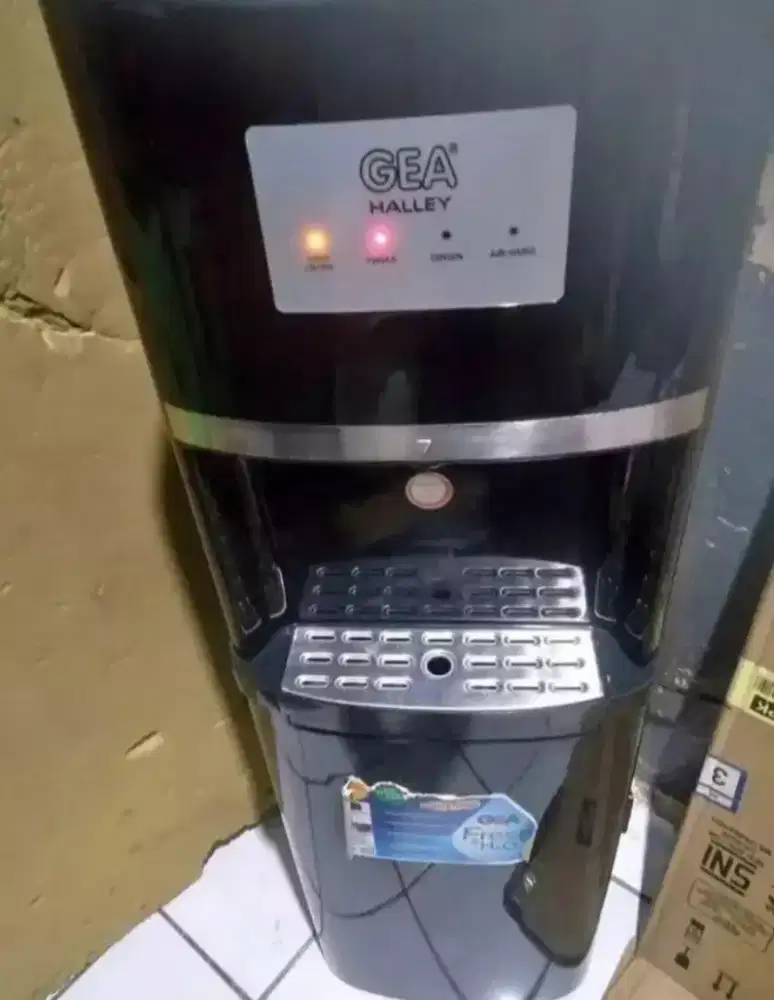 Dispenser merk GEA galon bawah normal semua minus pemakaian aja