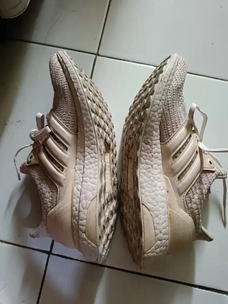 Dijual Sepatu Adidas Ultraboost size 37,5  rare item.