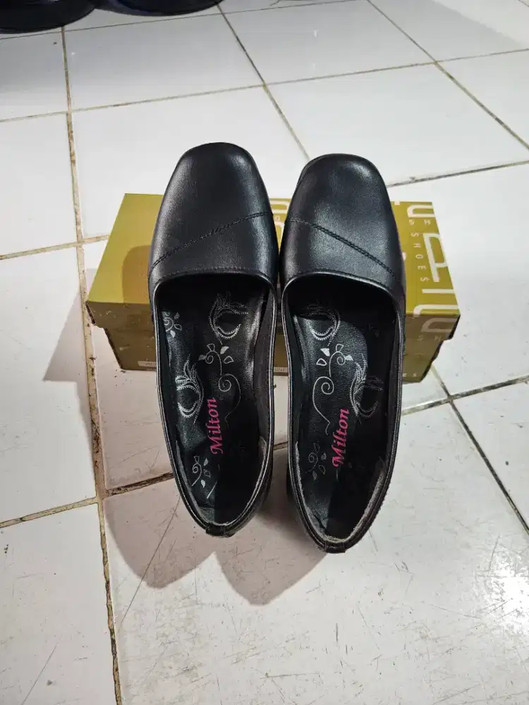 Sepatu pantofel wanita