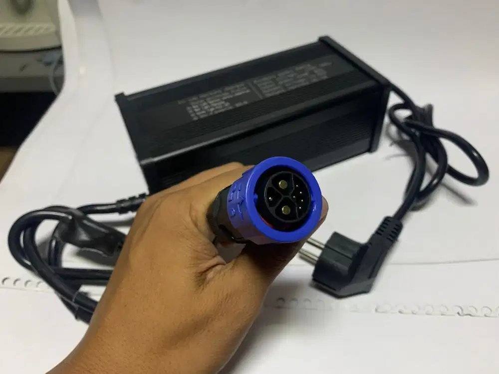 Charger motor listrik