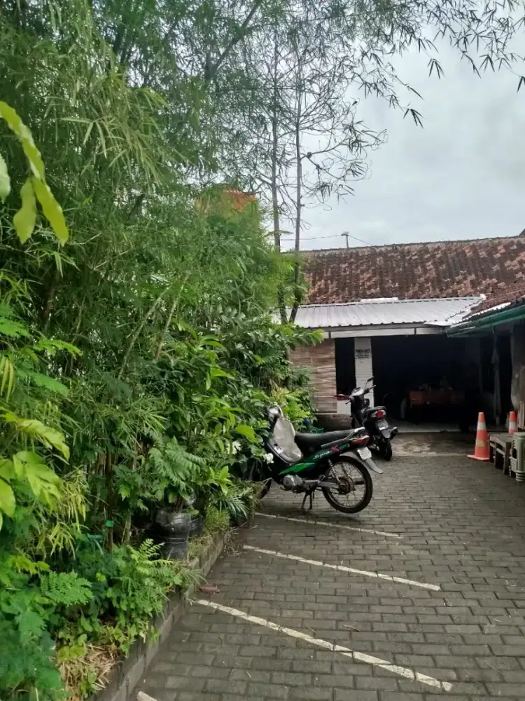 Tanah bonus Rumah & warung makan JL Kaliurang KM 8.