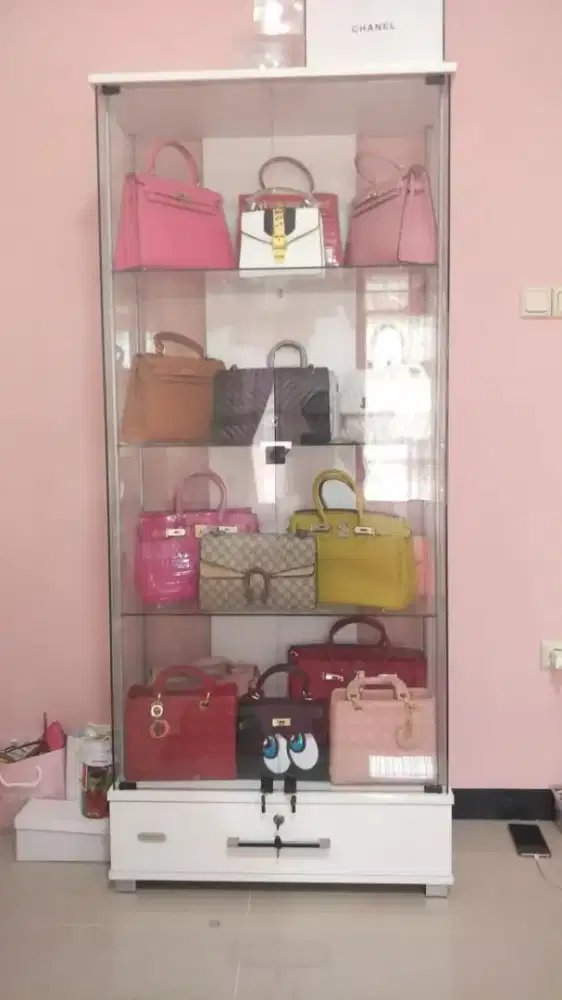 lemari pajangan full kaca bawah ada laci