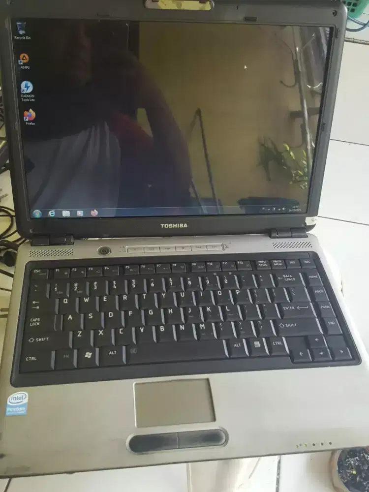 Laptop toshiba 14 inc pentium R T230 ,memory 4 gb hardis 80 batre jlek