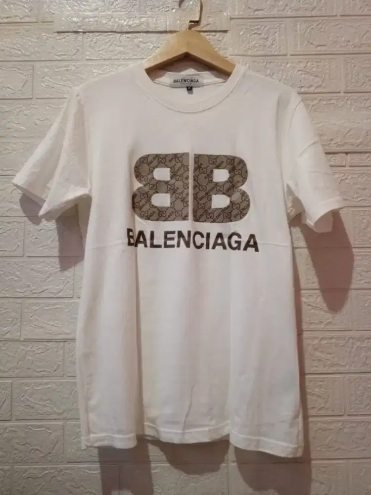 Kaos oblong balenciaga