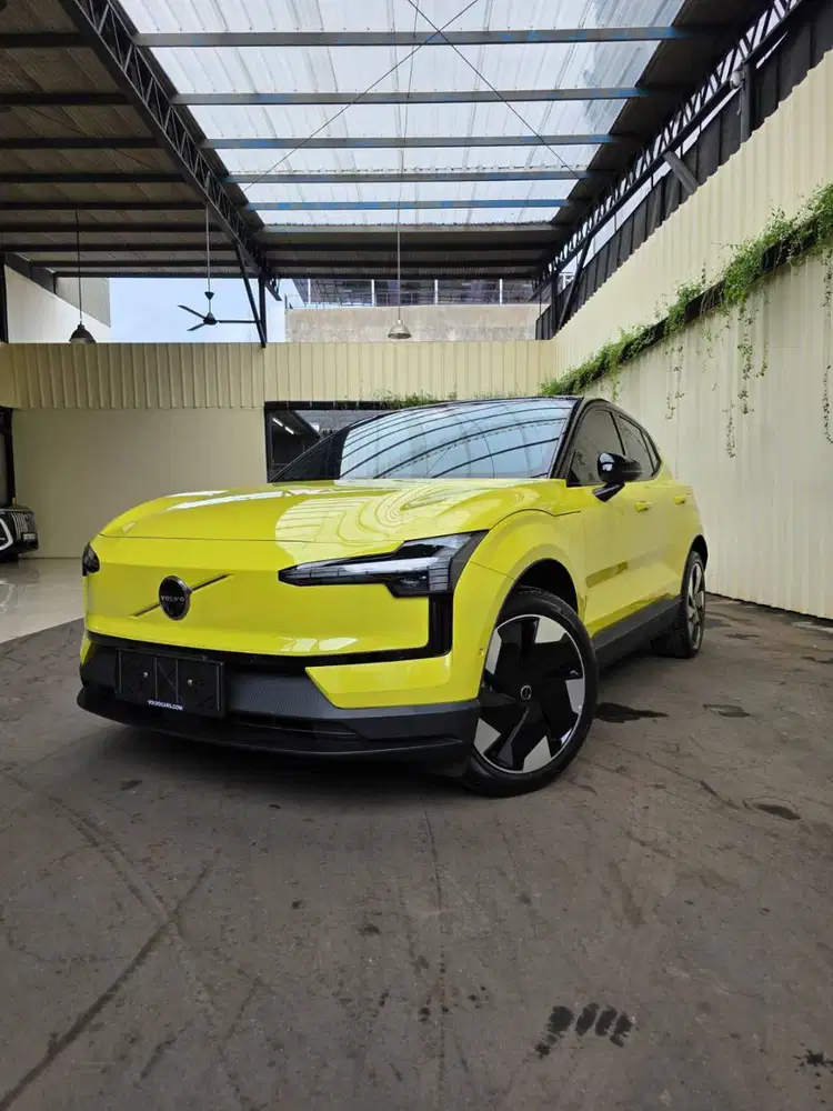 VOLVO EX30 ULTRA 2025 MOSS YELLOW ON BLACK/BLUE