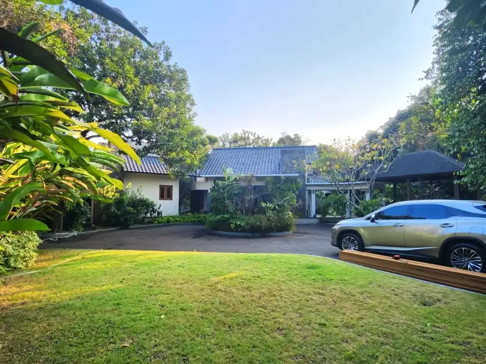 Dijual Rumah Mewah Seperti Villa  di tengah pusat Bisnis Cilandak