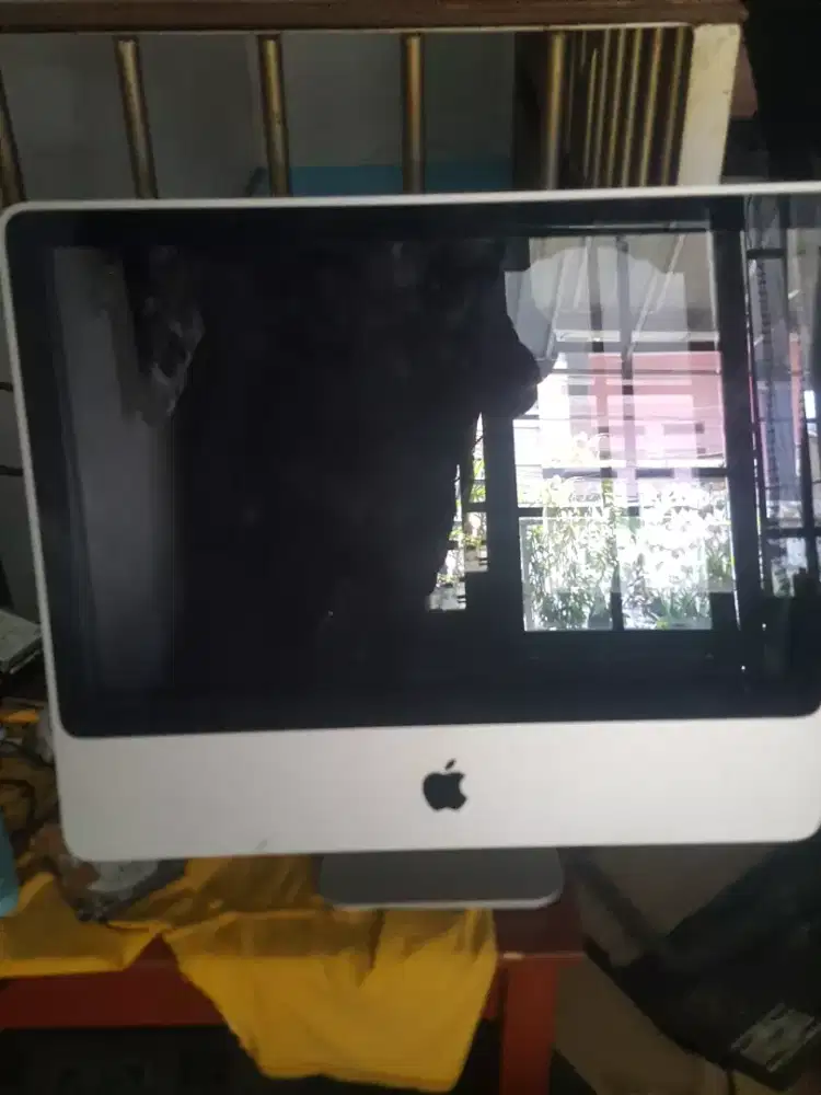 Komputet All in one aple 21 inc layarnya jlek memory 4 gb hardis 500gb